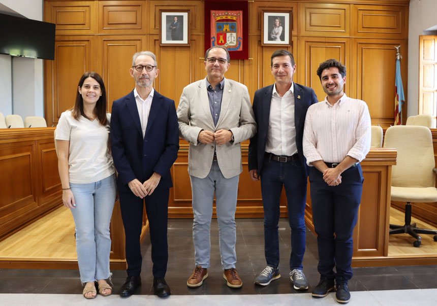 (D’esquerra a dreta). Estefanía Ballesteros, Josep Ballester, Juan Luis Gandía, Rafa García i Javier Naharros.